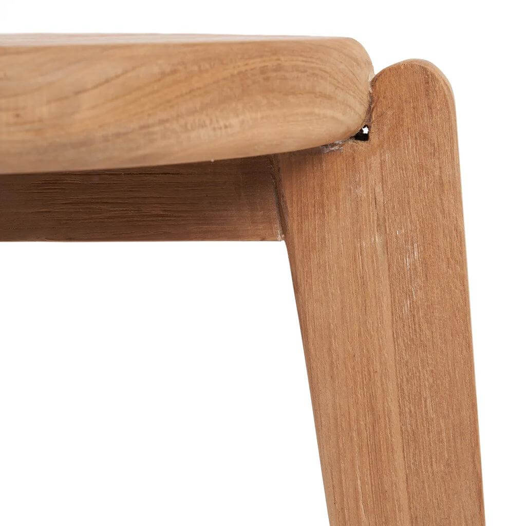 Close-up van de Seseh bijzettafel, met gerecycled teakhout voor rustieke charme, geschikt voor zowel binnen als buiten.