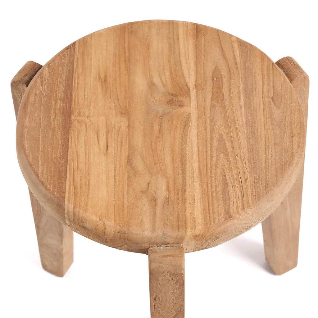 De Seseh bijzettafel van gerecycled teakhout, perfect voor binnen en buiten. Rustieke charme en functionaliteit in één elegant ontwerp.