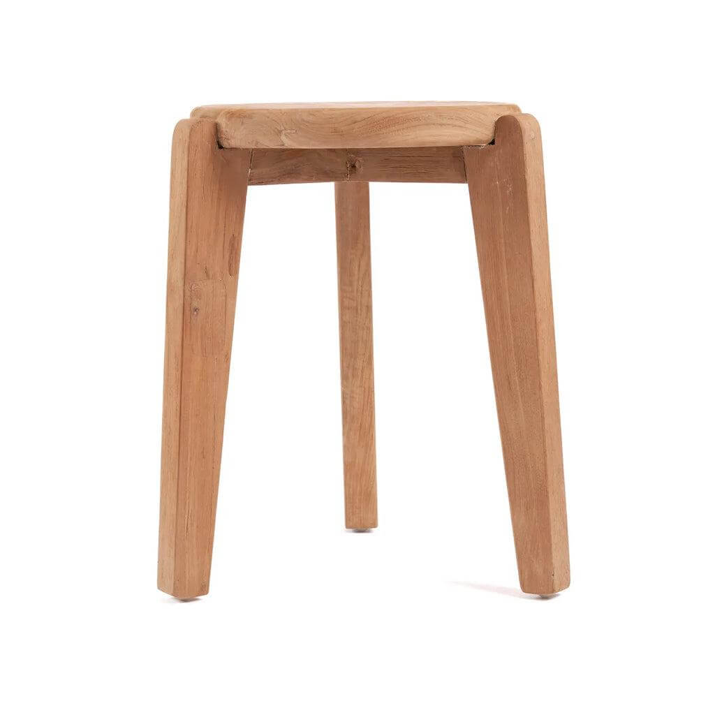 De Seseh bijzettafel van gerecycled teakhout, ideaal voor binnen en buiten gebruik, voegt natuurlijke charme toe aan elke ruimte.