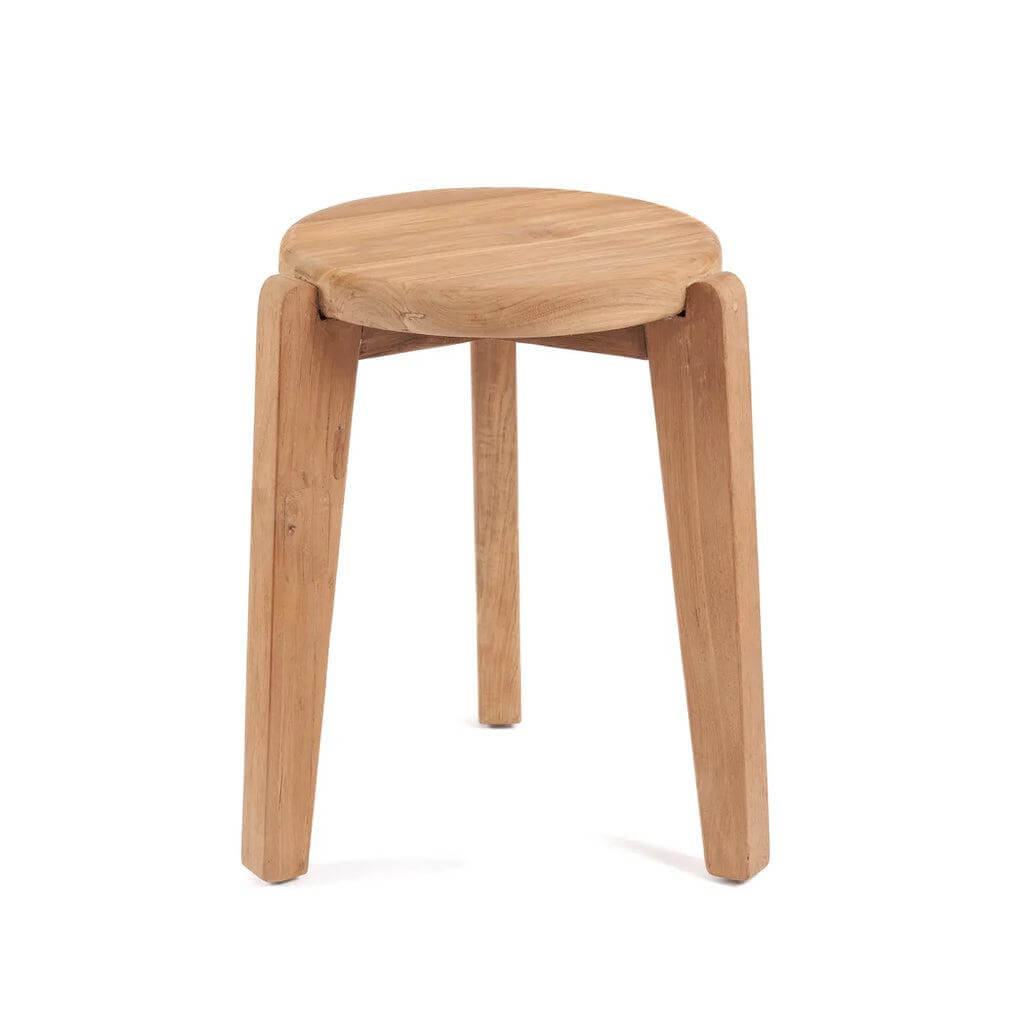 Eenvoudige houten bijzettafel voor buiten en binnen gebruik in teakhout, perfect voor een rustieke of moderne tuinomgevingen.