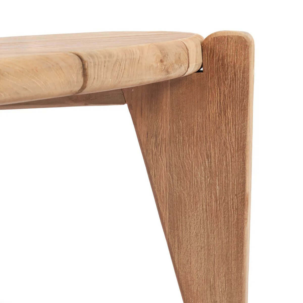 Detail van de driepotige Seseh salontafel in teakhout, moderne en unieke buitenmeubel voor terras of balkon.