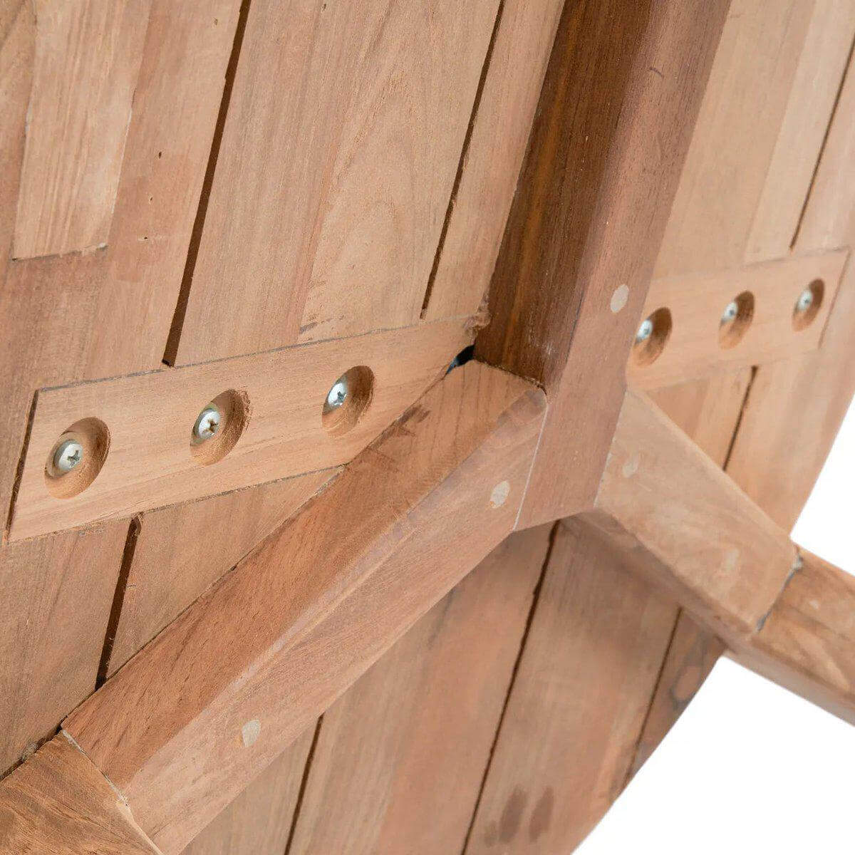 Onderkant van de De Seseh salontafel met drie poten en teakhouten afwerking, uniek en modern ontwerp voor buitengebruik.