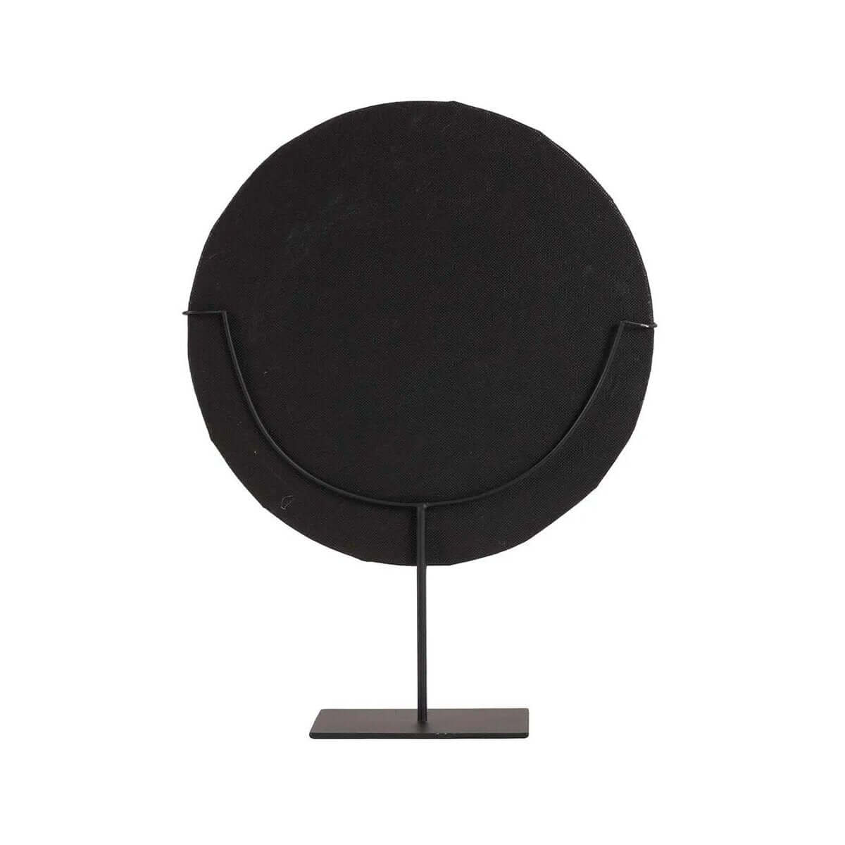 Elegant natuurlijke witte Shell Martinique op standaard, ideaal voor huisdecor met een vleugje zeecharme en unieke handgemaakte details.