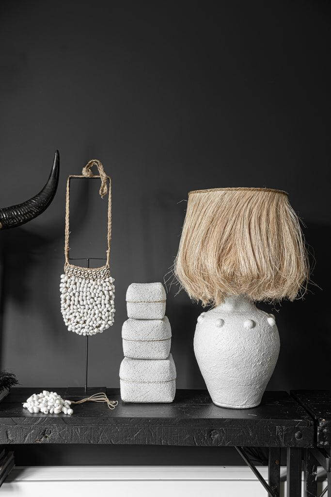 Handgemaakte Indonesische Shell Purse op standaard met zeeschelpen, bohemian chic, witte decoratieve tas in interieur.