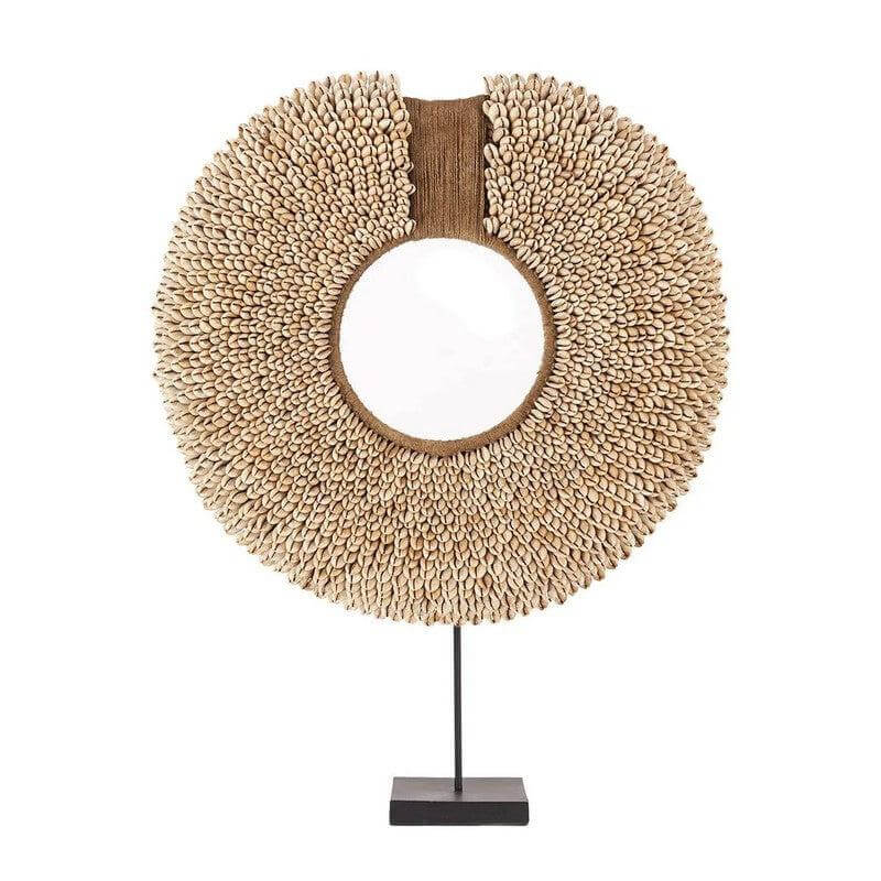 Kunstige schelpenarrangement op standaard, perfect voor interieurdecoratie.