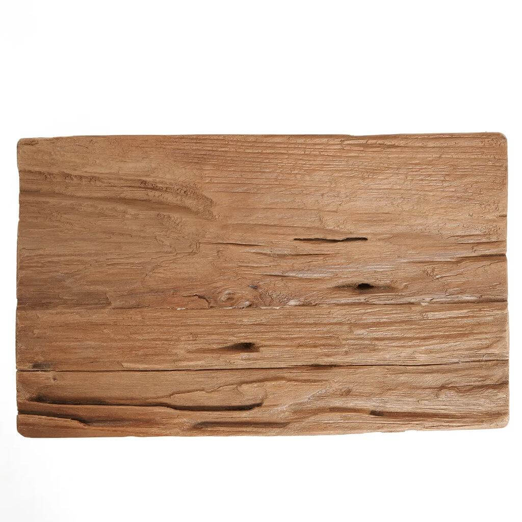 Bovenaanzicht teakhouten blad van De Shoji Kruk, accentueert het gerecycleerde hout met rustieke nerven en texturen.