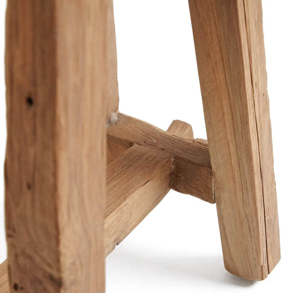 Natuurlijke teakhouten Shoji kruk met rustiek en duurzaam ontwerp, perfect voor elke ruimte. Milieuvriendelijk vakmanschap in detail.