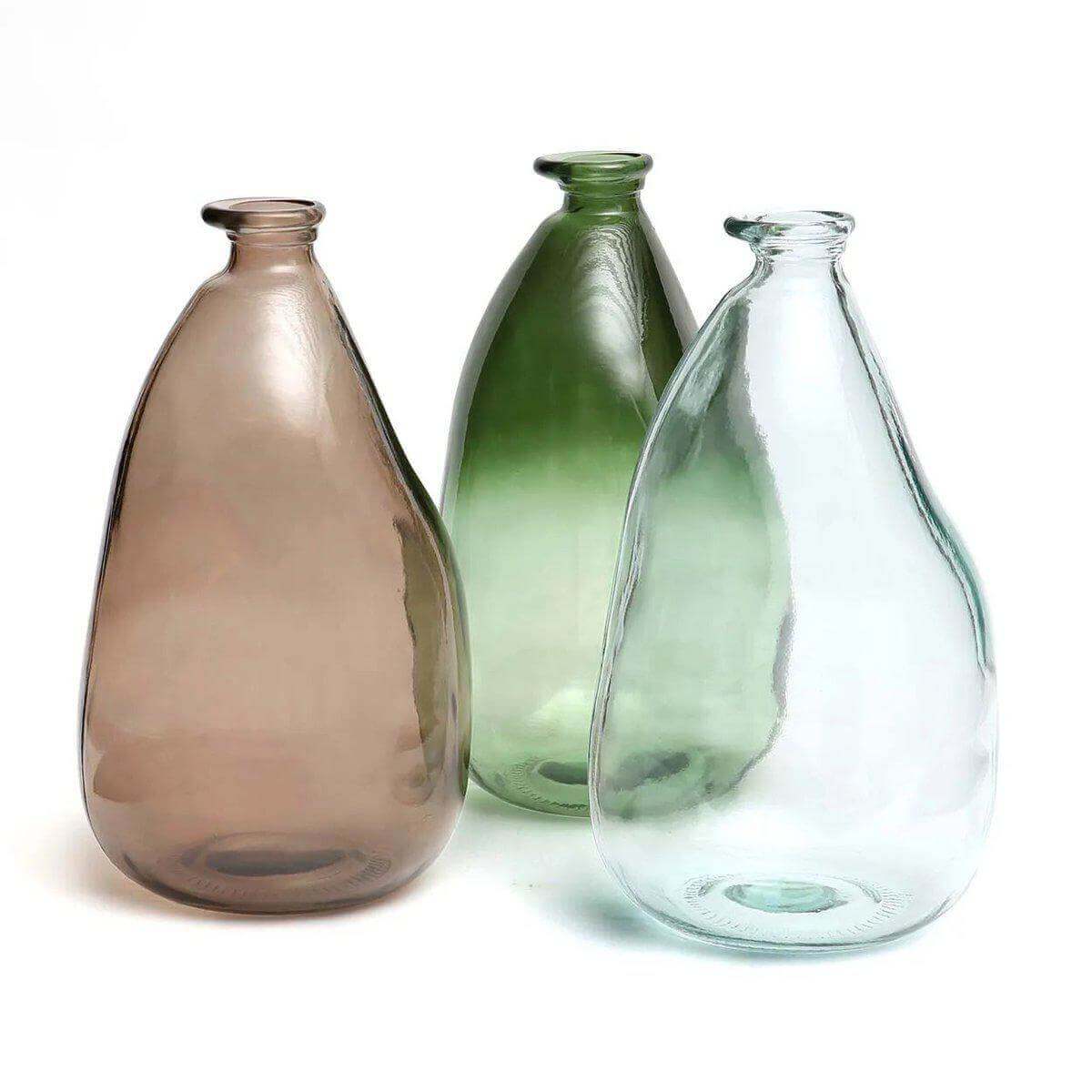 Drie Shudi Vazen van gerecycled glas in groen, bruin en transparant; stijlvolle en duurzame decoratie voor elke ruimte.