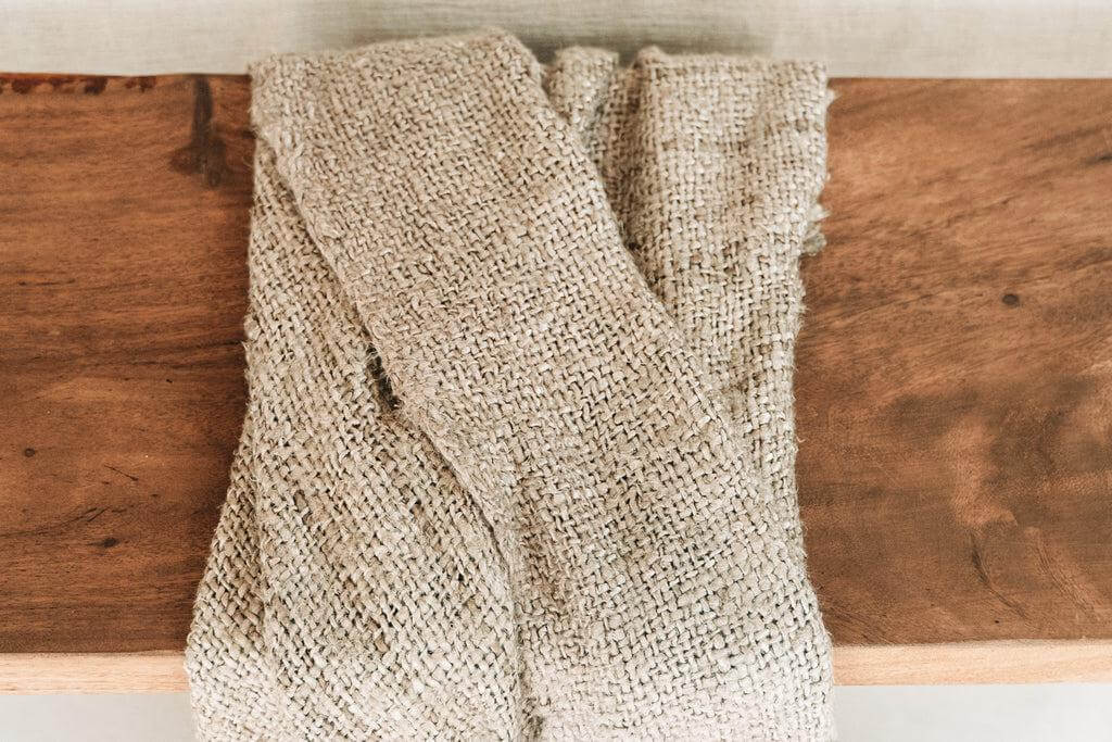 Luxe beige katoenen plaid met franjes, handgeweven voor een gezellige sfeer, perfect voor bank of slaapkamer.