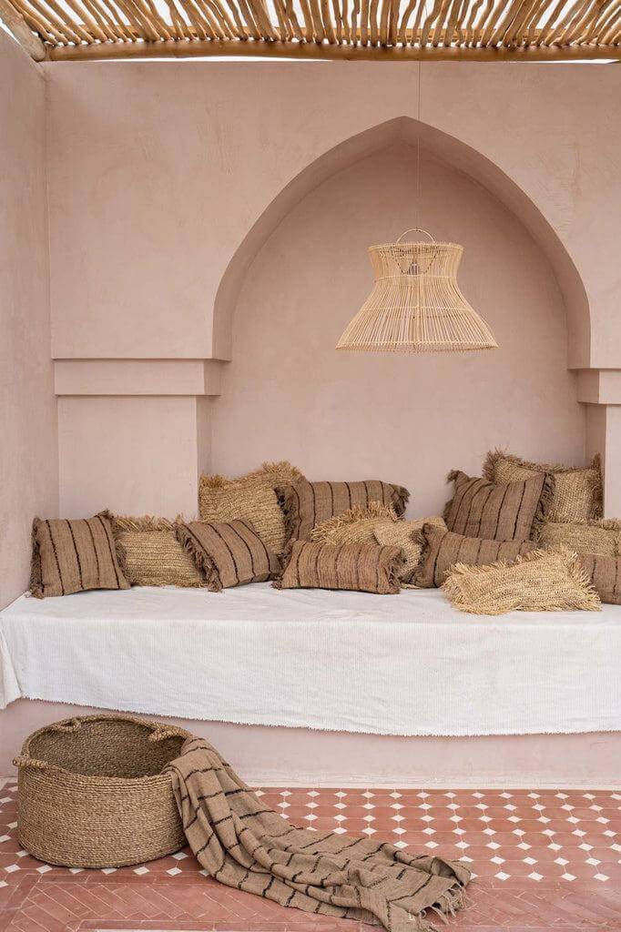 Beige Zwart handgeweven katoenen plaid met franjes op rustieke bank, sfeervolle inrichting.