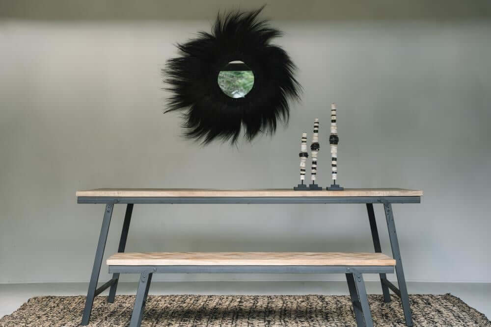 Zwarte Simba spiegel met Rayung Gras, boho stijl boven houten tafel, trendy interieurdecoratie voor elke kamer.