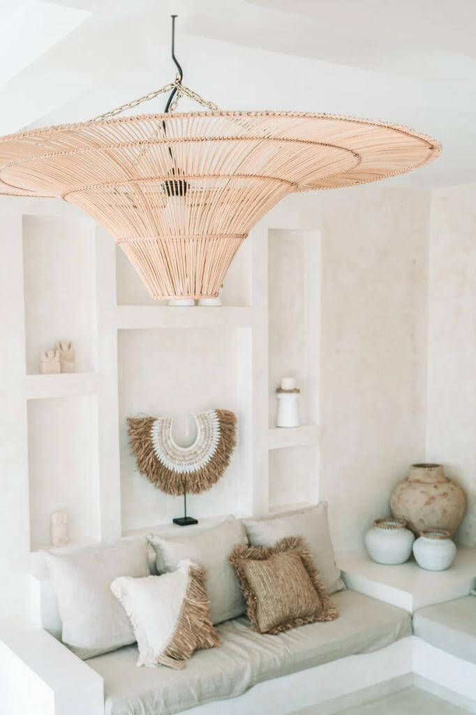 De Sky Hanglamp Naturel XL boven stijlvolle zithoek met rotan decor.