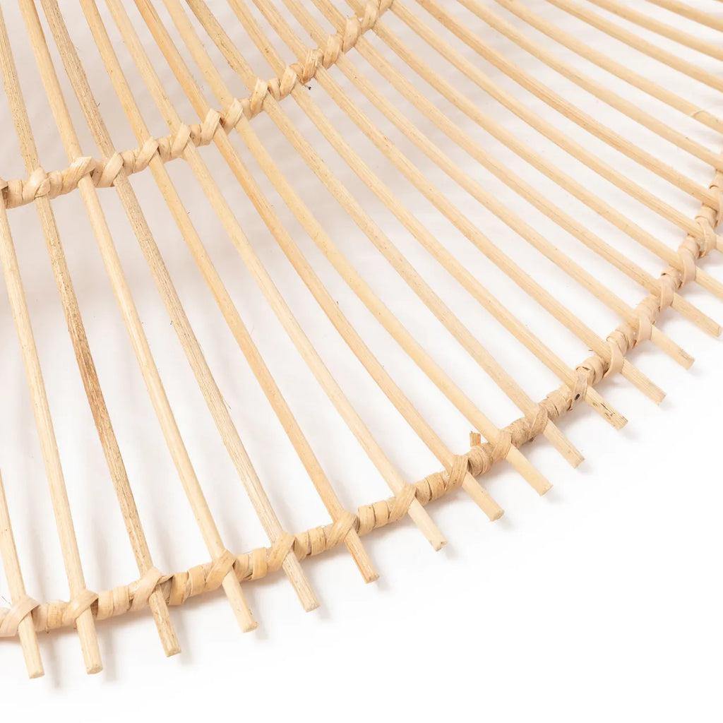Detail van natuurlijke rotan De Sky Hanglamp XL, handgeweven ontwerp. Perfect voor een trendsettend interieur.