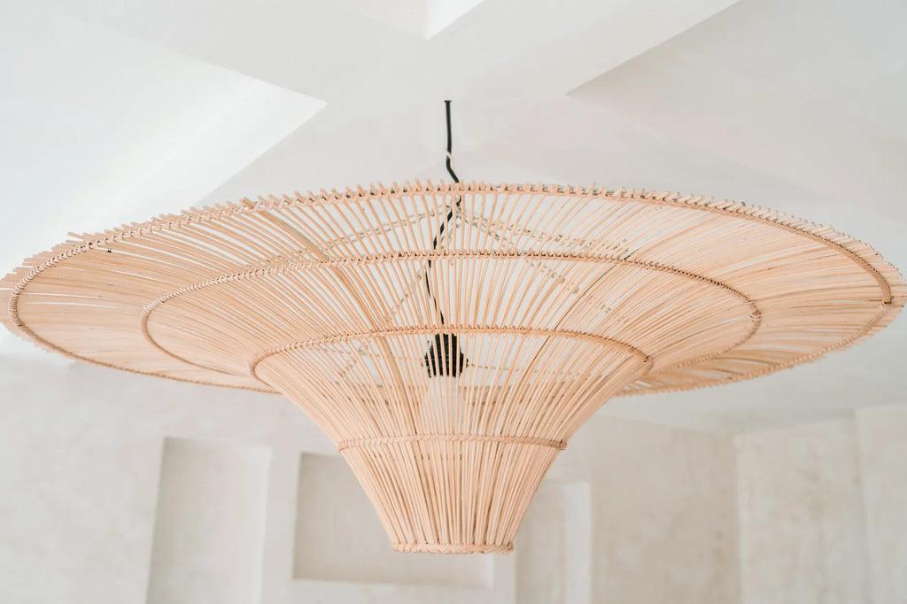 Stijlvolle natuurlijke rotan hanglamp XL die je interieur laat stralen, een kunstwerk voor het plafond met moderne uitstraling.