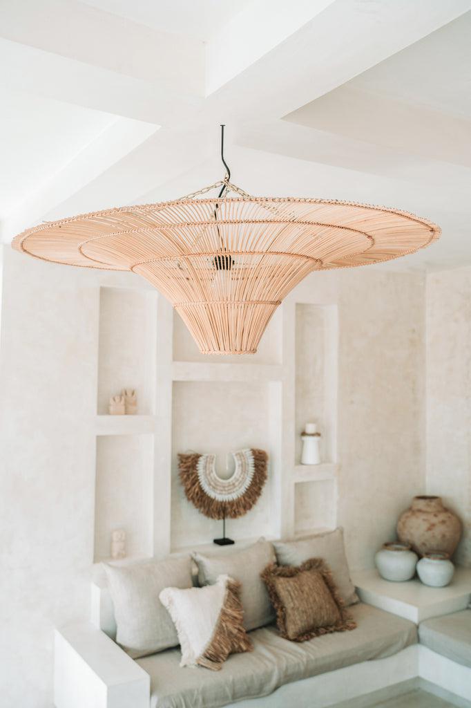 De Sky Hanglamp XL van rotan hangt in een stijlvol interieur met neutrale tinten en natuurlijke decoratie.