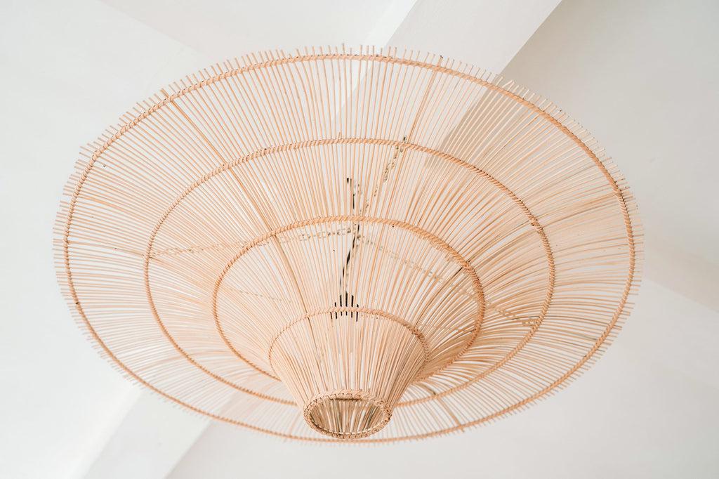 Rotan De Sky Hanglamp in naturel, XL formaat, aan plafond gemonteerd als een kunstwerk, stralend in elk interieur.