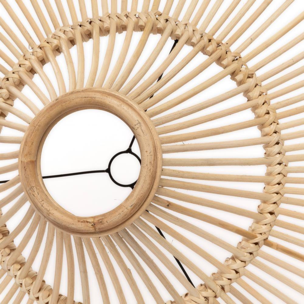 Close-up van De Sky Hanglamp - Naturel - XL met rotan design en unieke plafondkunst.