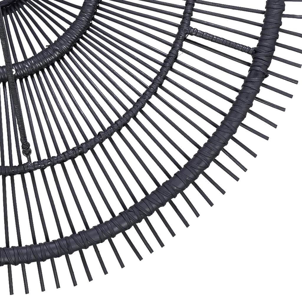 Close-up van zwart rotan ontwerp van de De Sky Hanglamp XL. Elegante en kunstzinnige plafondverlichting voor een stralend interieur.