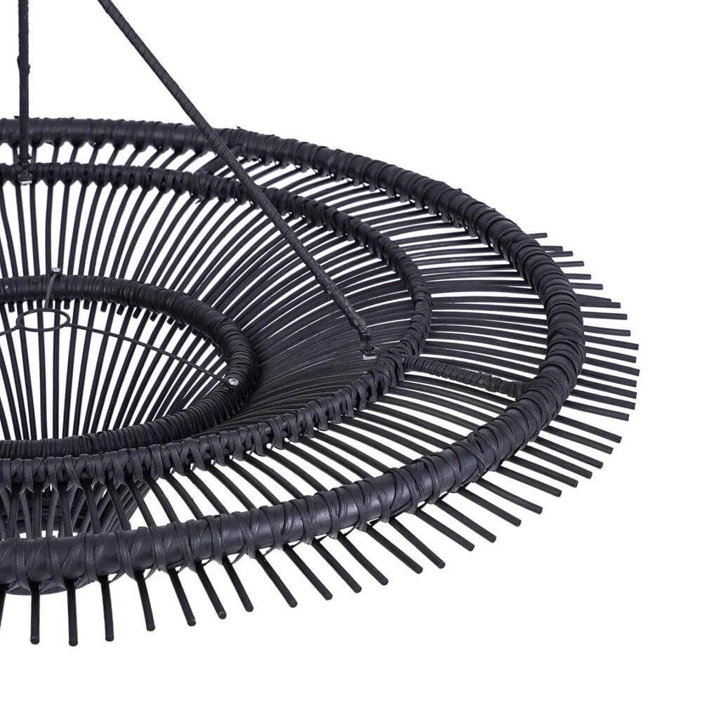 Close-up van de rotan structuur van de zwarte De Sky hanglamp XL, elegant en kunstzinnig ontworpen voor moderne interieurs.