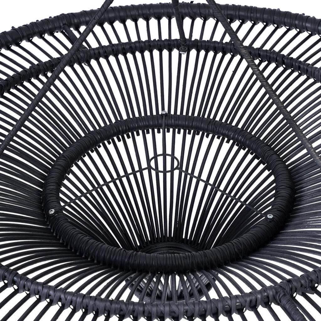 Close-up van De Sky Hanglamp in zwart rotan, een XL plafondkunstwerk voor een stralend interieur.
