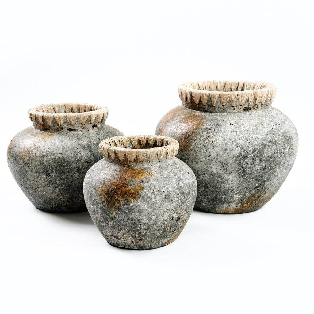 Drie antieke grijze terracotta vazen met raffiadetail, perfect voor droogbloemen. Verkrijgbaar in drie maten voor een kustgevoel.