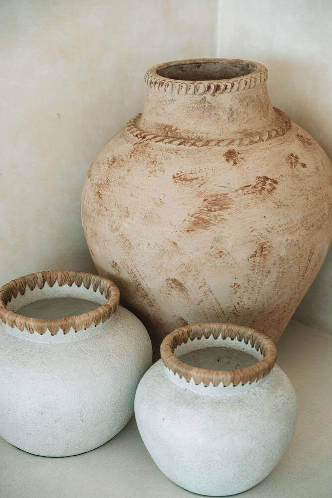 Terracotta vazen met raffia detail, perfect voor droogbloemen. Verkrijgbaar in drie maten, ideaal voor iedere interieurstijl.