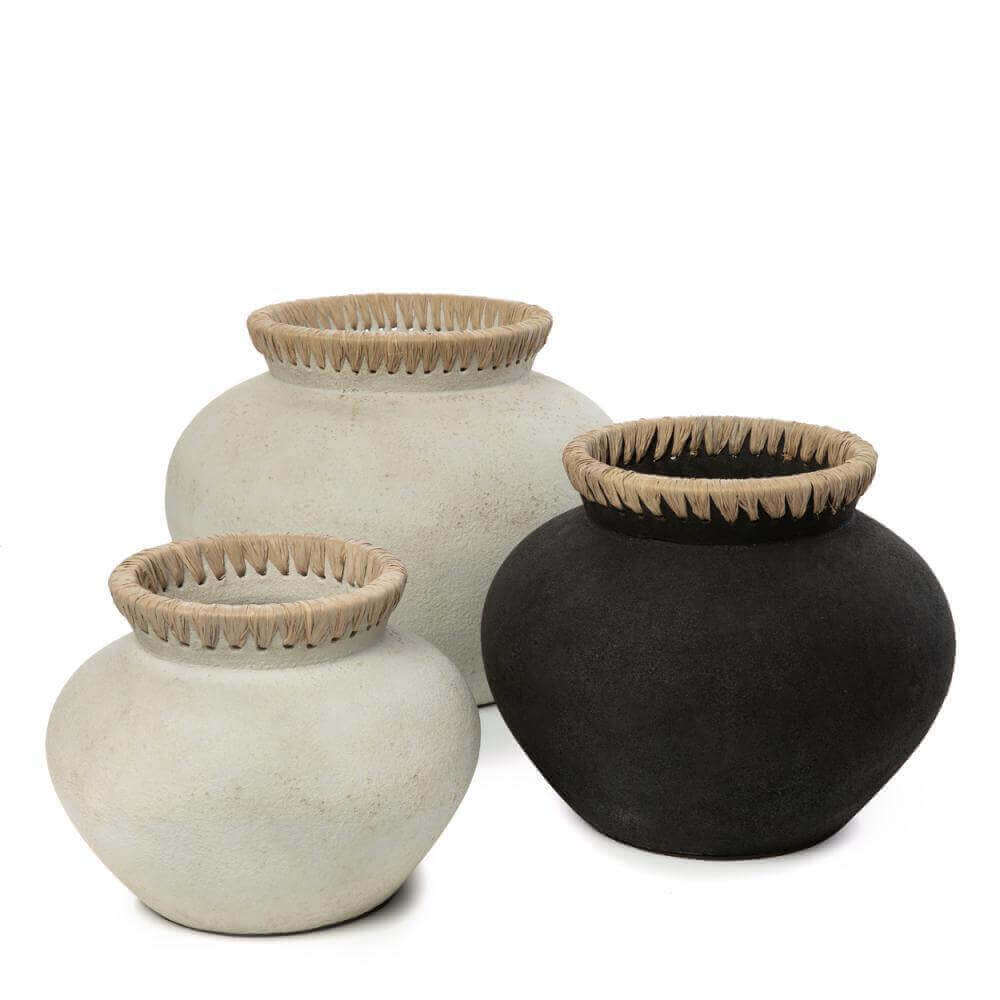Drie terracotta vazen met raffia detail in natuurlijk beton, perfect voor droogbloemen decoratie. Beschikbaar in diverse maten.
