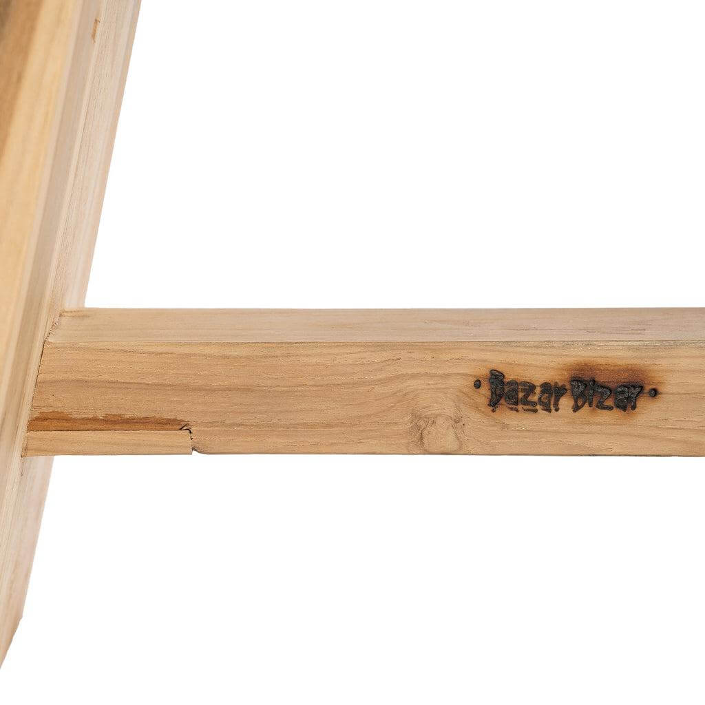 Close-up van suarhout detail van De Suar Kruk met mat zwart leer, uniek meubelstuk voor elke kamer, natuurlijk en klassiek design.