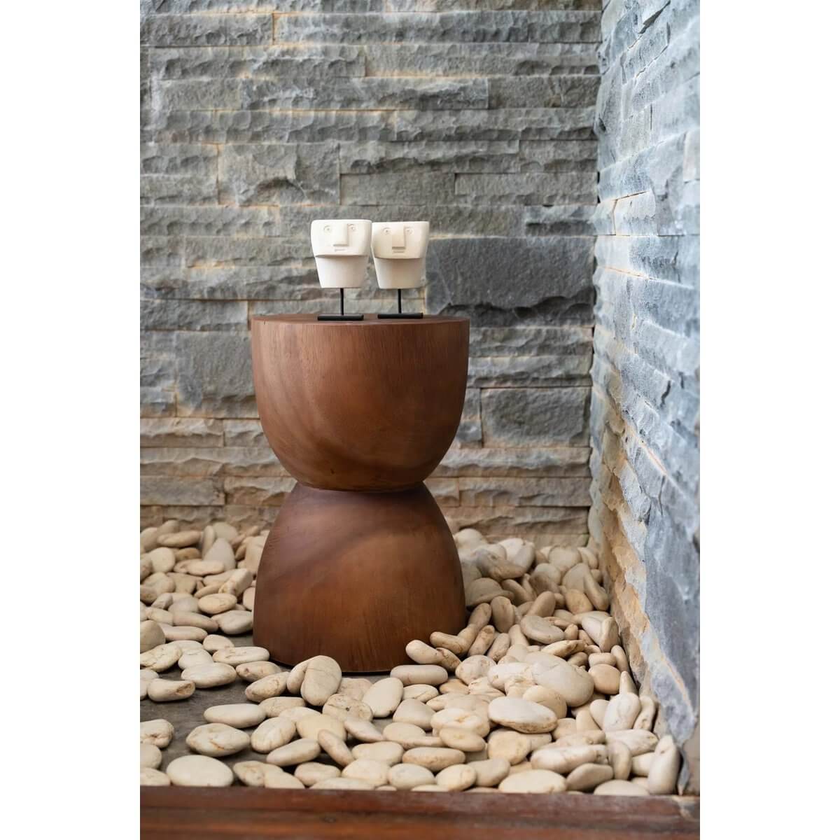 Bohemian De Sumba-steen #23 on stand, hand-carved stone sculpture from Sumba, Indonesia, atop a wooden pedestal with pebbles.