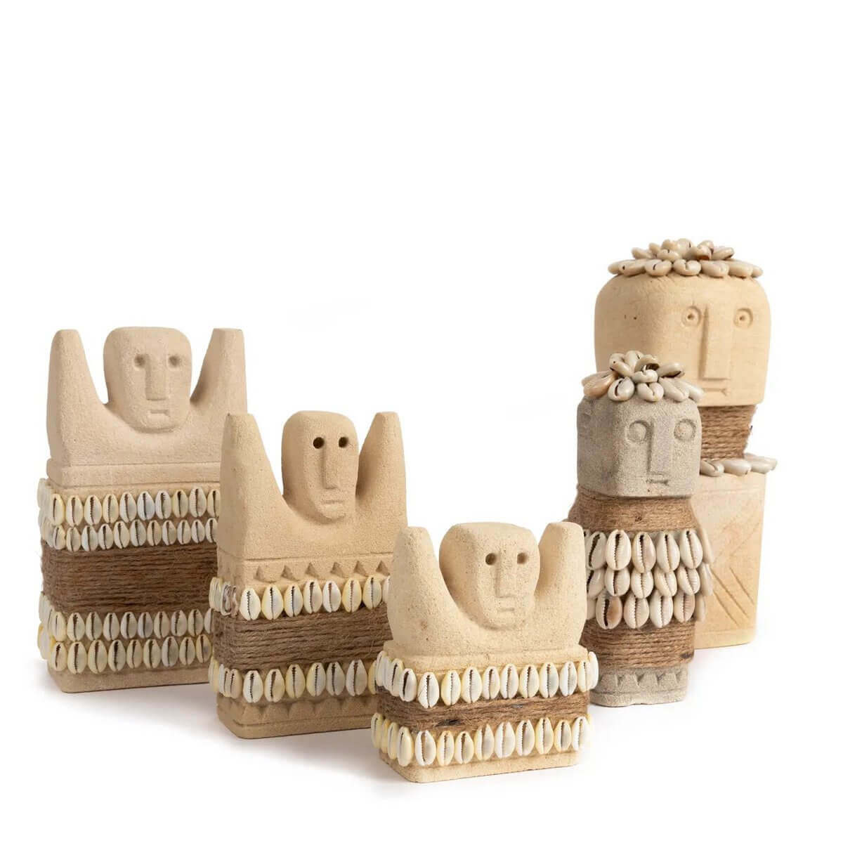 Handgesneden Sumba-steen beelden uit Indonesië, gemaakt van zandsteen met schelpen, traditioneel gebruikt voor bescherming.