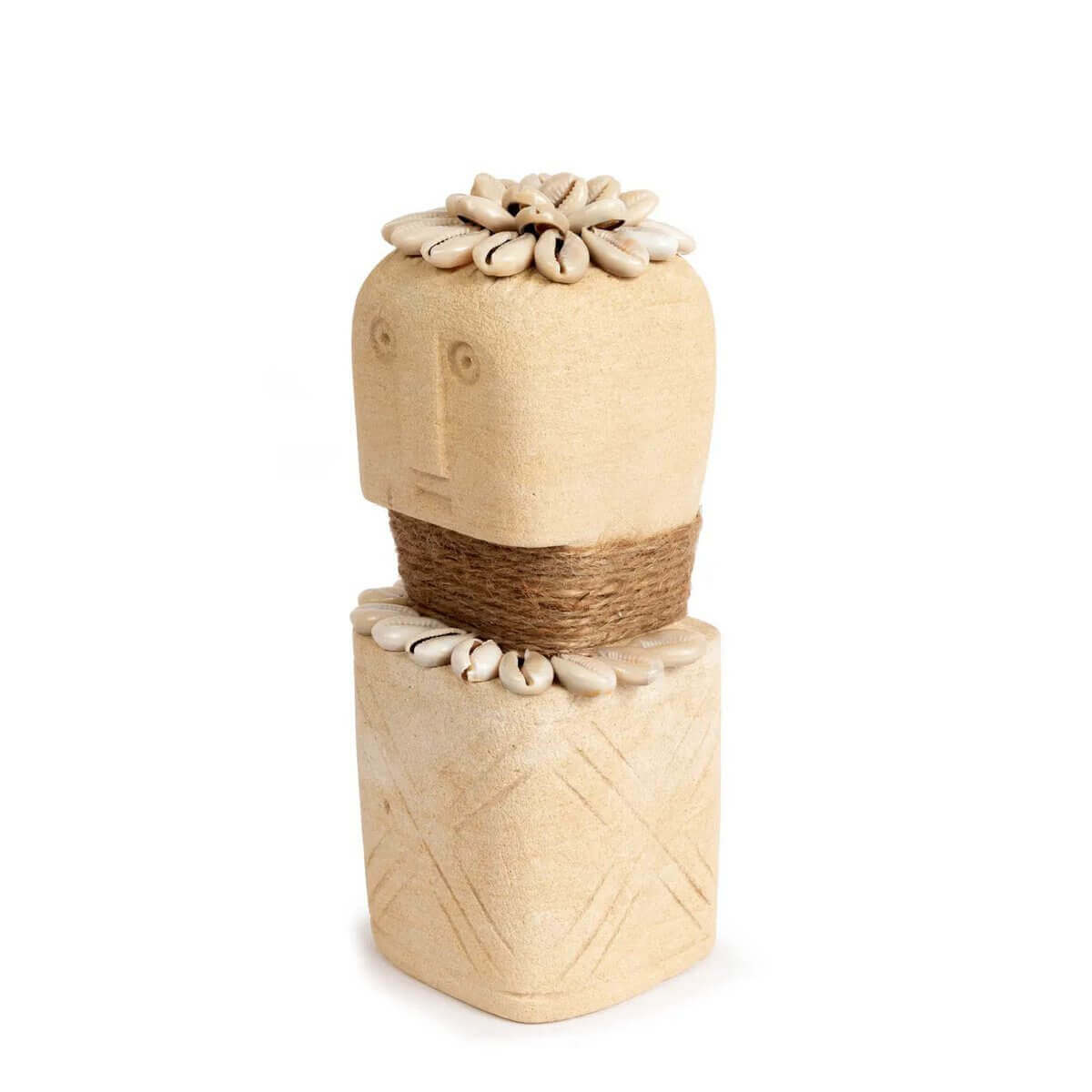 Handgemaakt Sumba-steen beeld uit Indonesië, zandsteen met schelpenversiering, biedt bescherming en genezing, uniek interieurstuk.