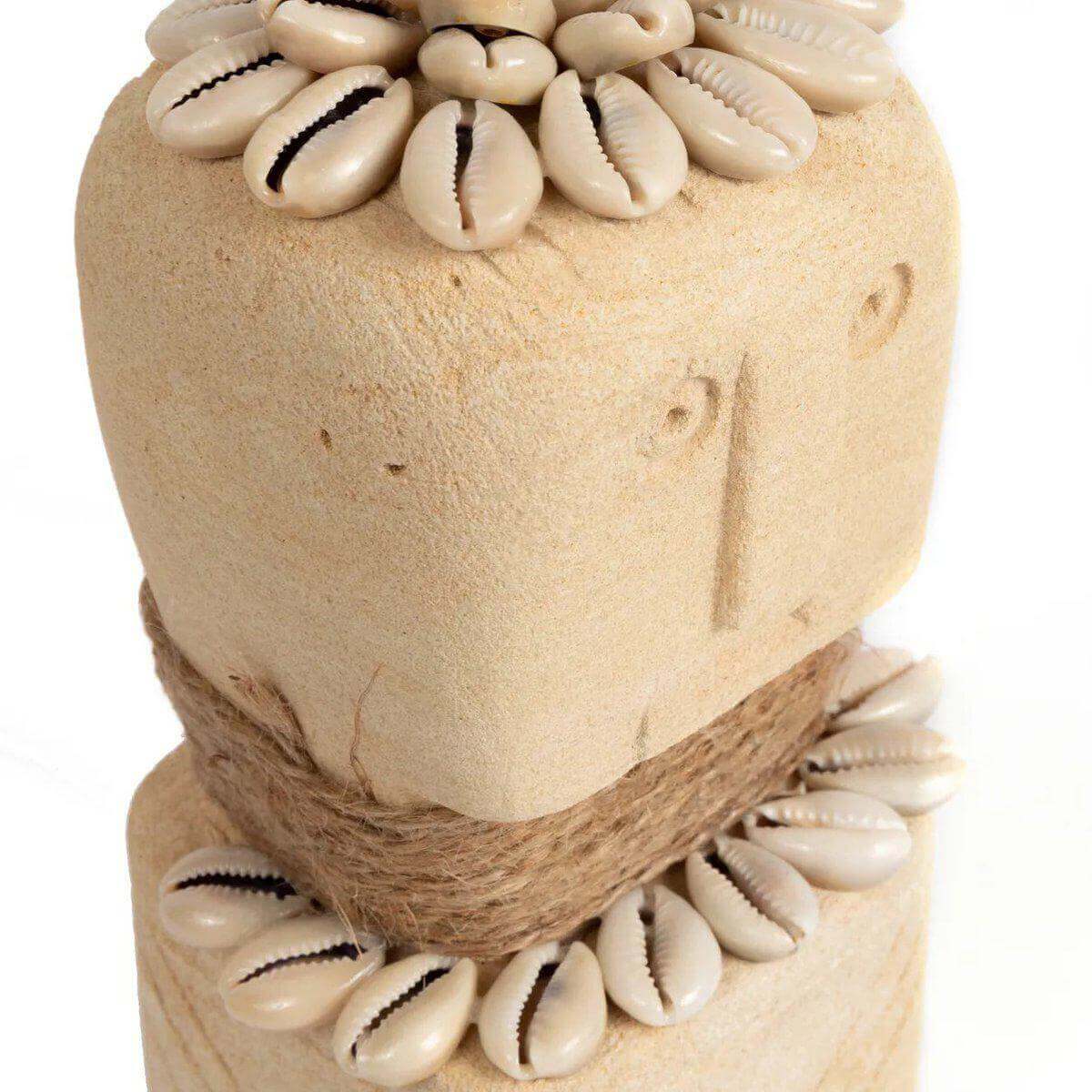 Handgesneden Sumba-steen met schelpen, Indonesisch ambacht in zandsteen.