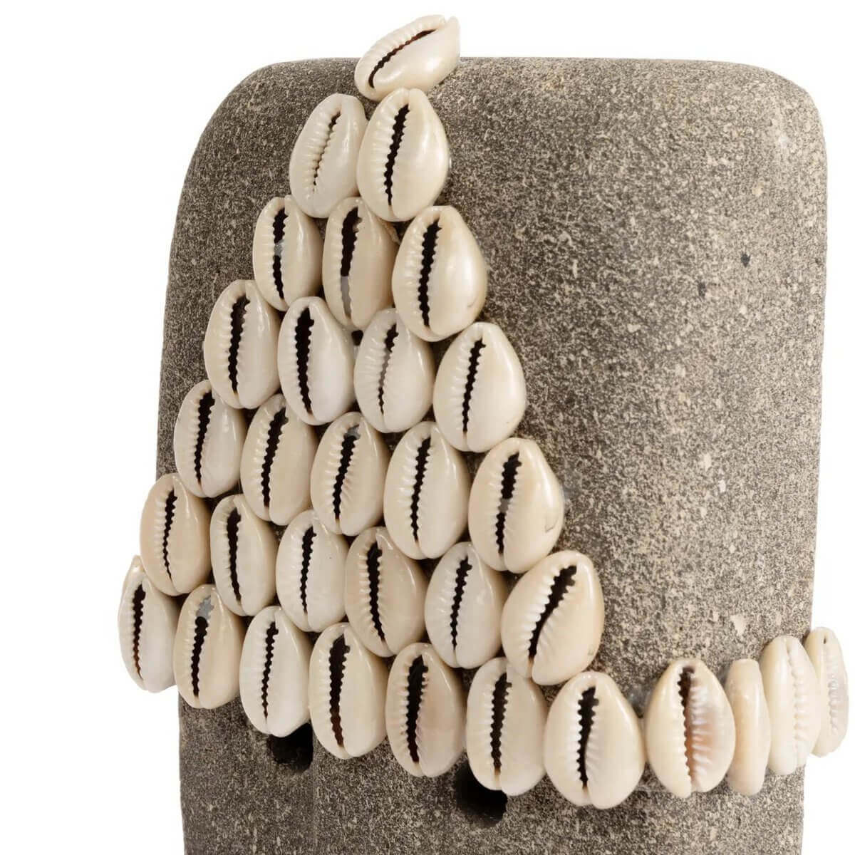 Handgesneden Sumba-steen met schelpenversiering, afkomstig van Sumba, Indonesië, biedt traditionele bescherming en genezing.