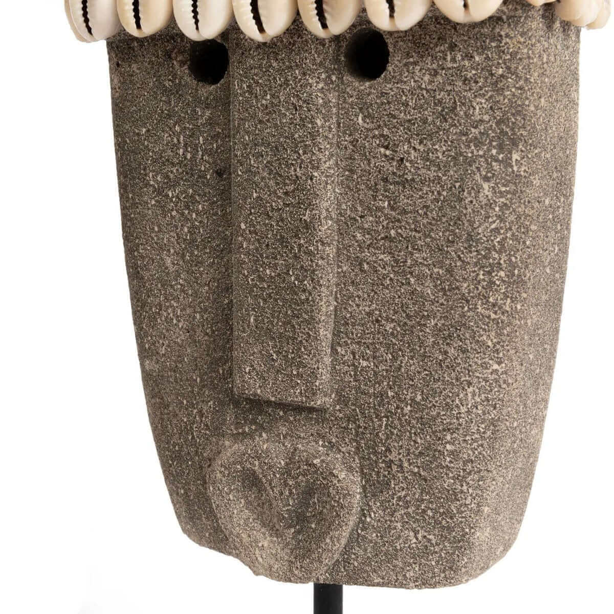 Sumba-steen op standaard met schelpen, handgemaakt in Indonesië uit zandsteen. Traditioneel beschermingsbeeld voor in huis.