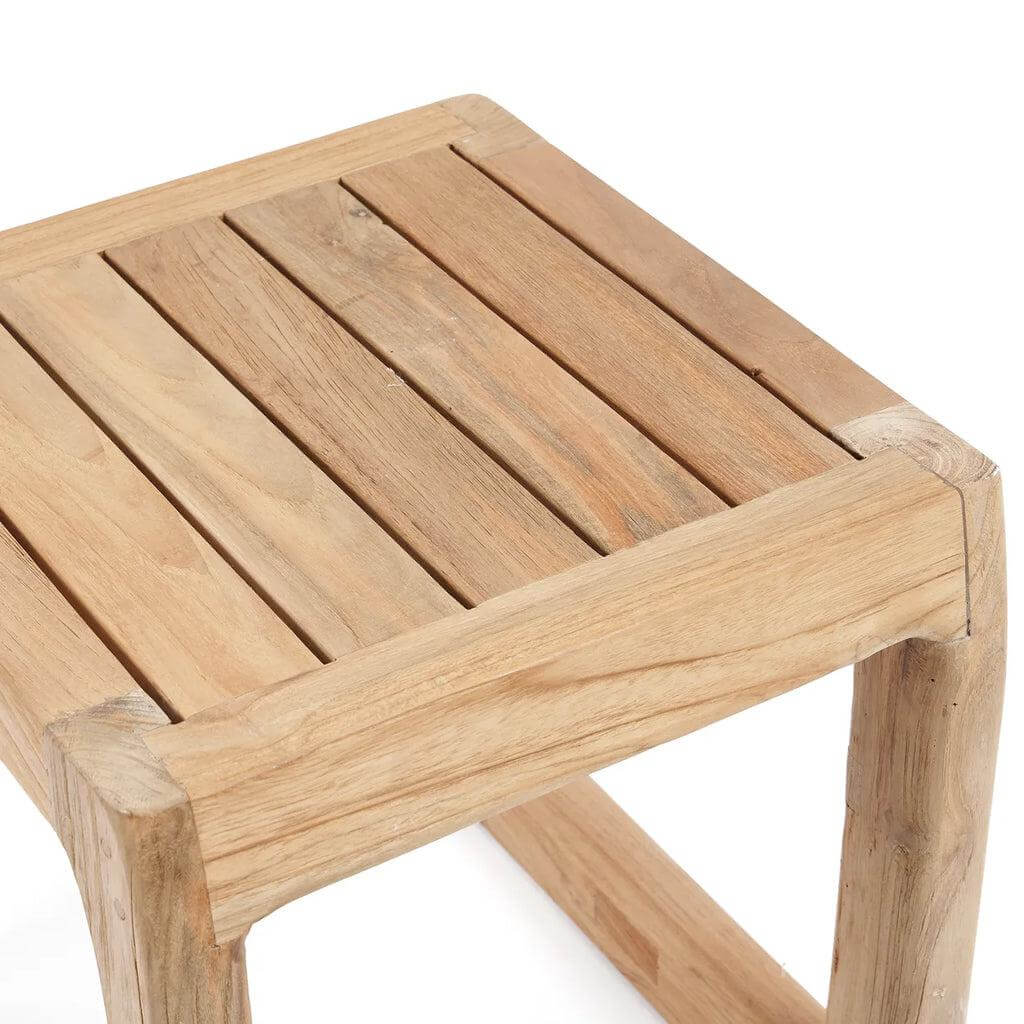 Alt Tag: Symi kruk van gerecycled teakhout met ronde vormen, geschikt als kruk of bijzettafel voor binnen en buiten.