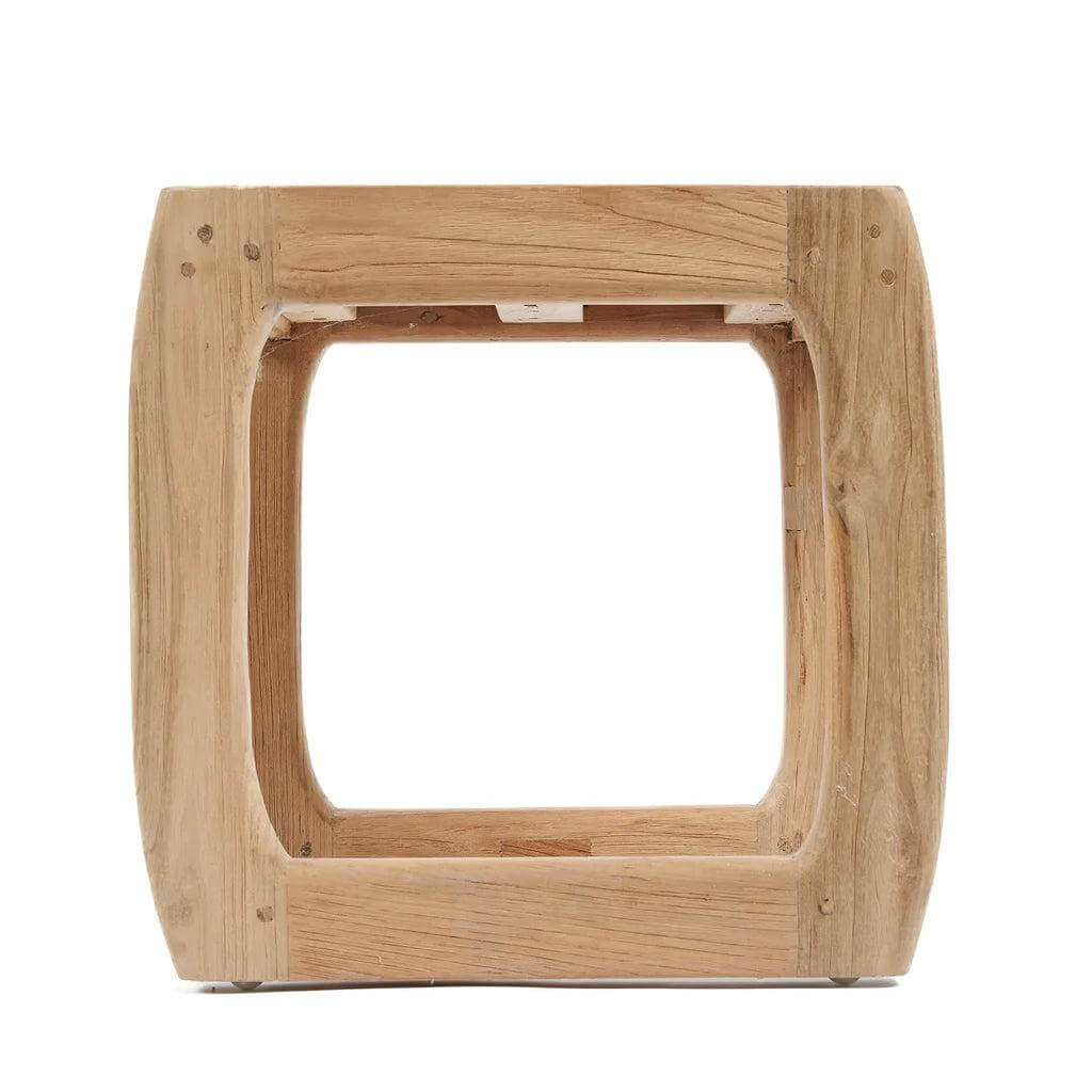 De Symi Kruk - handgemaakte houten kruk van gerecycled teakhout, veelzijdig als bijzettafel en zitplaats, natuurlijk design.