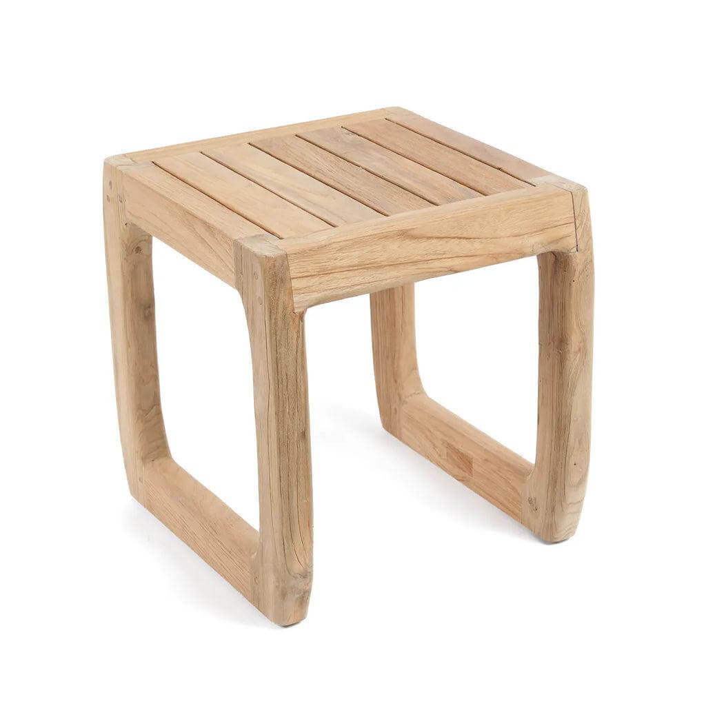 De Symi kruk, gemaakt van hergebruikt teakhout, veelzijdig als kruk of bijzettafel. Perfect voor een natuurlijke uitstraling.