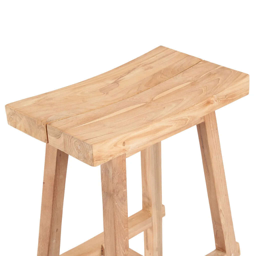 Natuurlijke uitstraling met de Tabanan barkruk van gerecycled teakhout, perfect voor binnen en buitenruimtes.
