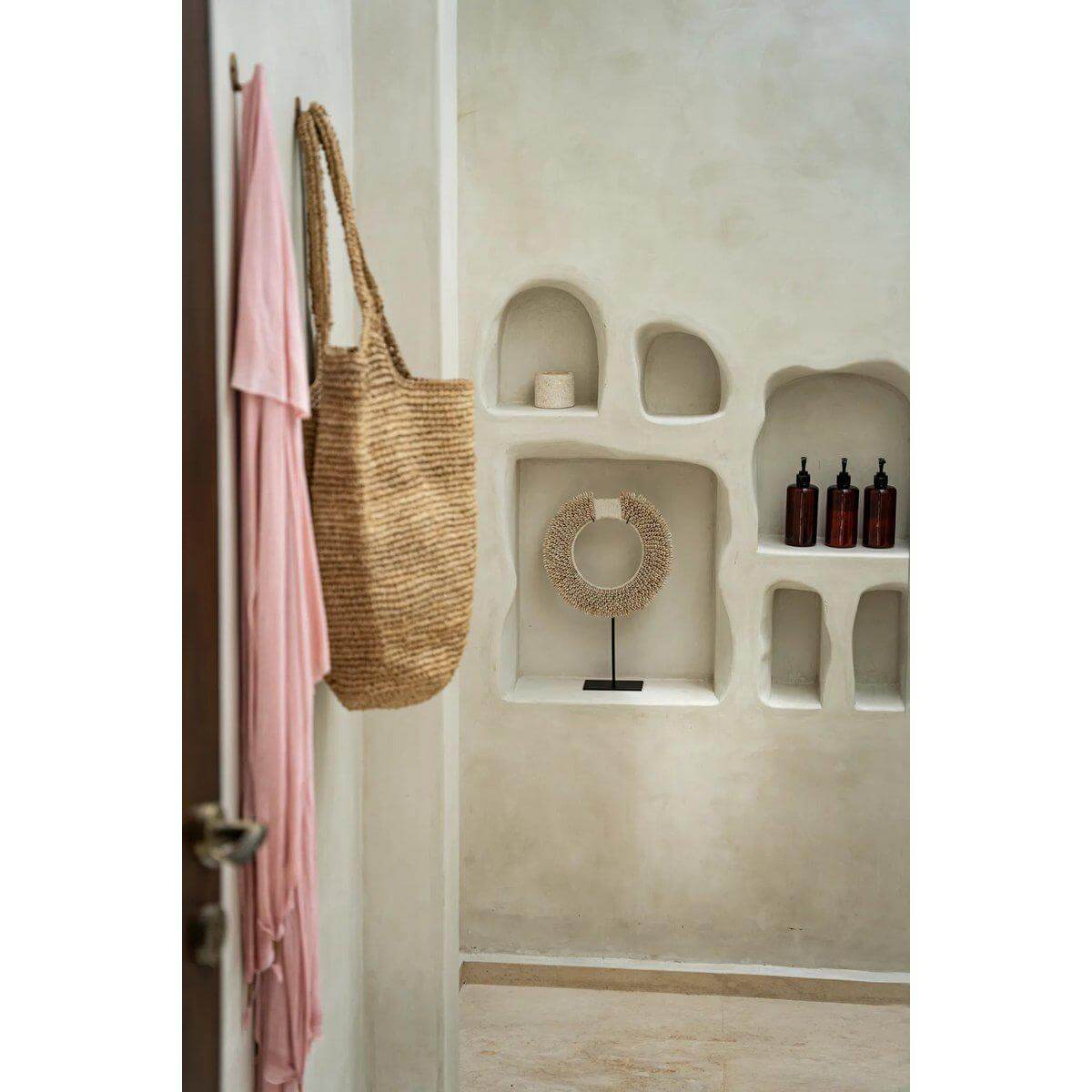 De Te Quiero-shopper in moderne interieur, hangend naast roze handdoek, naturel raffia tassenstijl van Bazar Bizar Living.