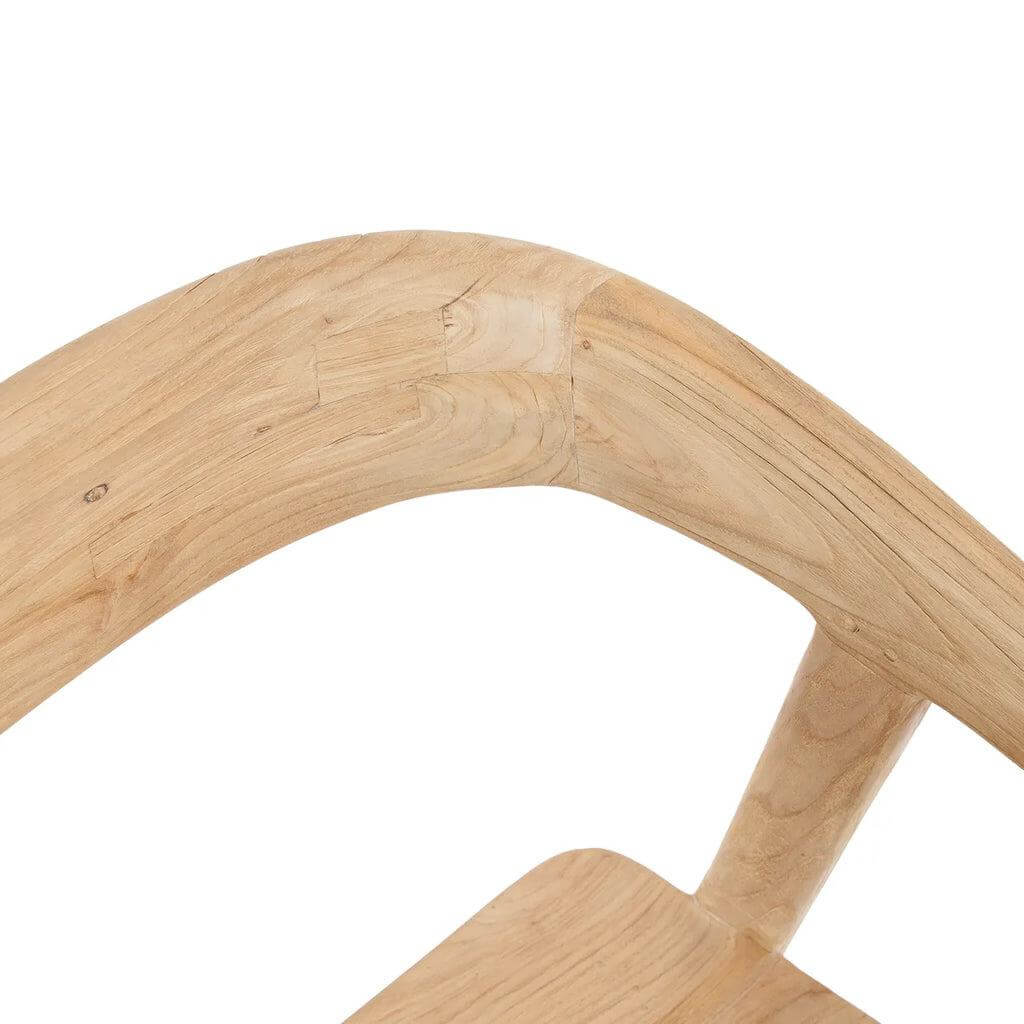 Detail van rugleuning van de Teluk eetkamerstoel, gemaakt van hergebruikt teakhout, perfect voor een milieubewuste inrichting.