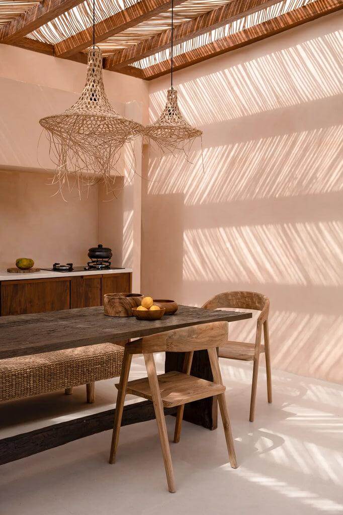 Stijlvolle eetkamer met De Teluk stoel van hergebruikt teakhout, elegant en tijdloos, perfect voor duurzame interieurs.