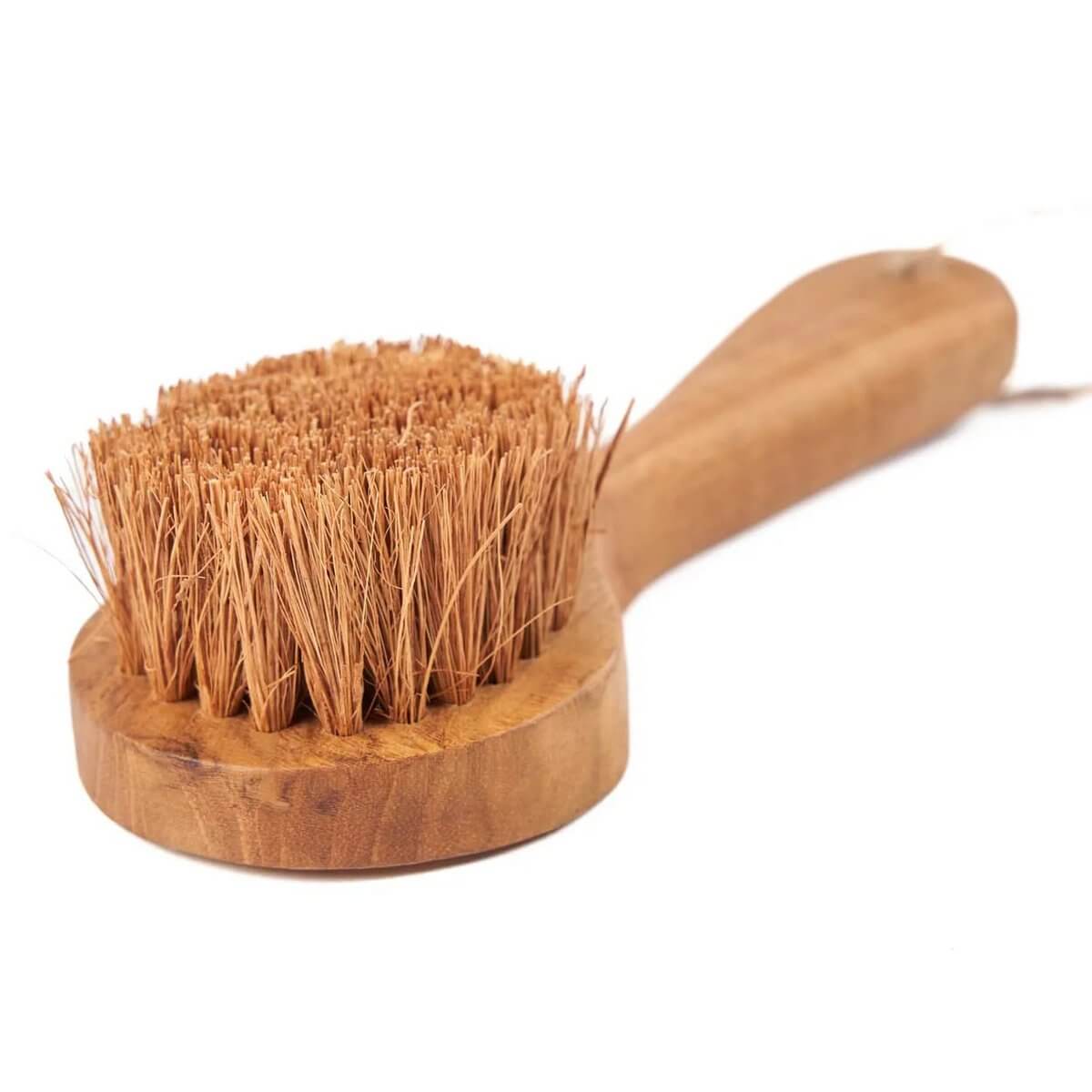 Bohemian style TOTO-borstel Natural with eco-friendly coconut fibers and a sturdy wooden handle for scratch-free cleaning.
