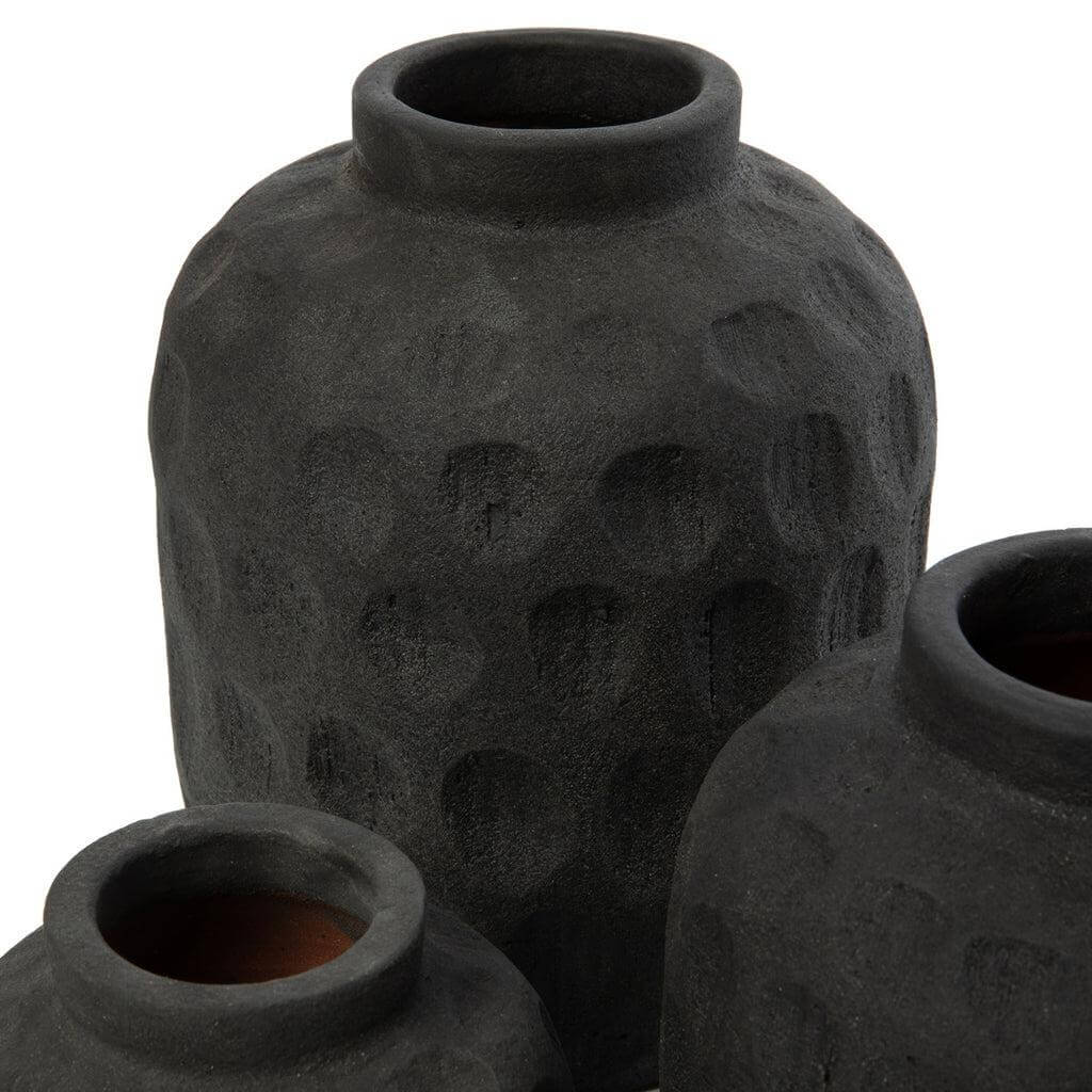 Set van zwarte terracotta vazen met eigentijds patroon, ideaal voor gedroogde bloemen. Stijlvol voor elke kamer. Hoogte 22 cm.