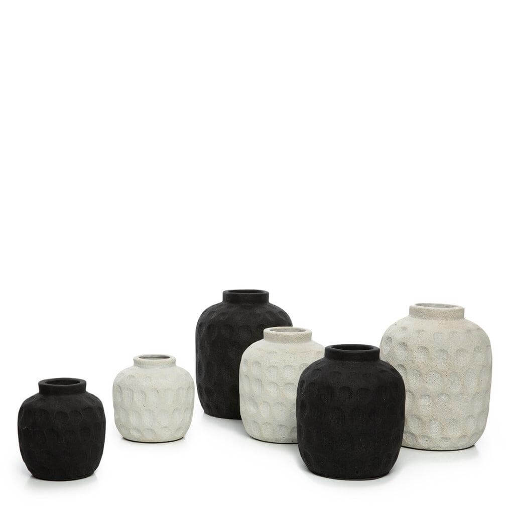 Set van drie terracotta vazen in zwart-wit, eigentijds patroon. Perfect voor gedroogde bloemen, niet waterdicht. Hoogte 22 cm.