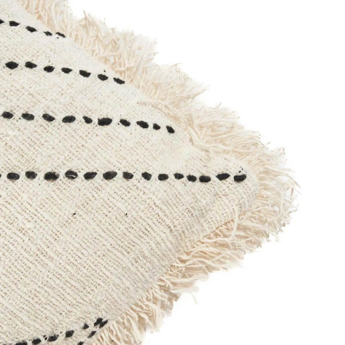Kussenhoes De Tribal met zwart patroon en franje, katoenen textuur, voor een culturele boost in interieur, woonkamer of slaapkamer.