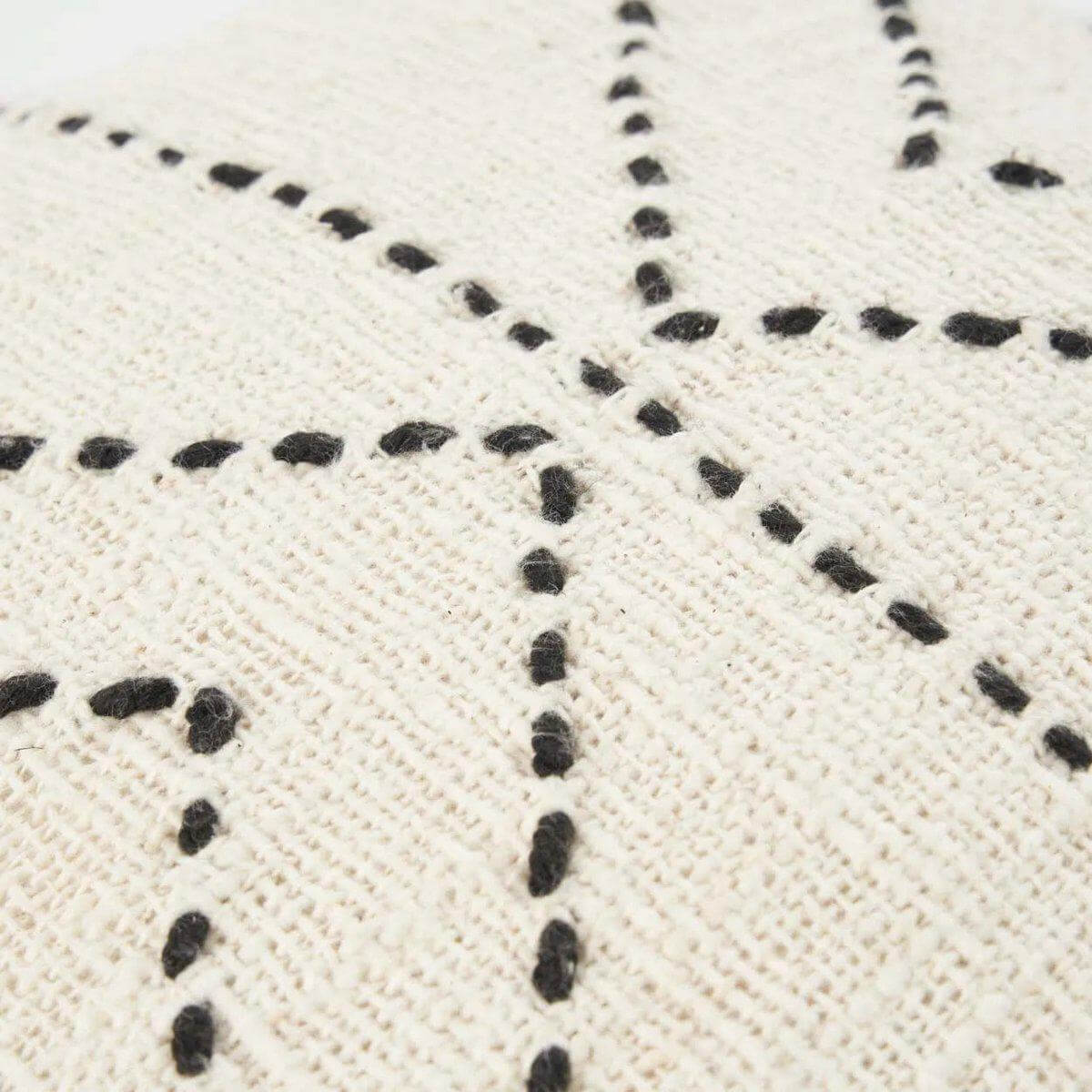 Tribal kussenhoes van katoen met zwart patroon, sfeervolle interieuraccessoire.