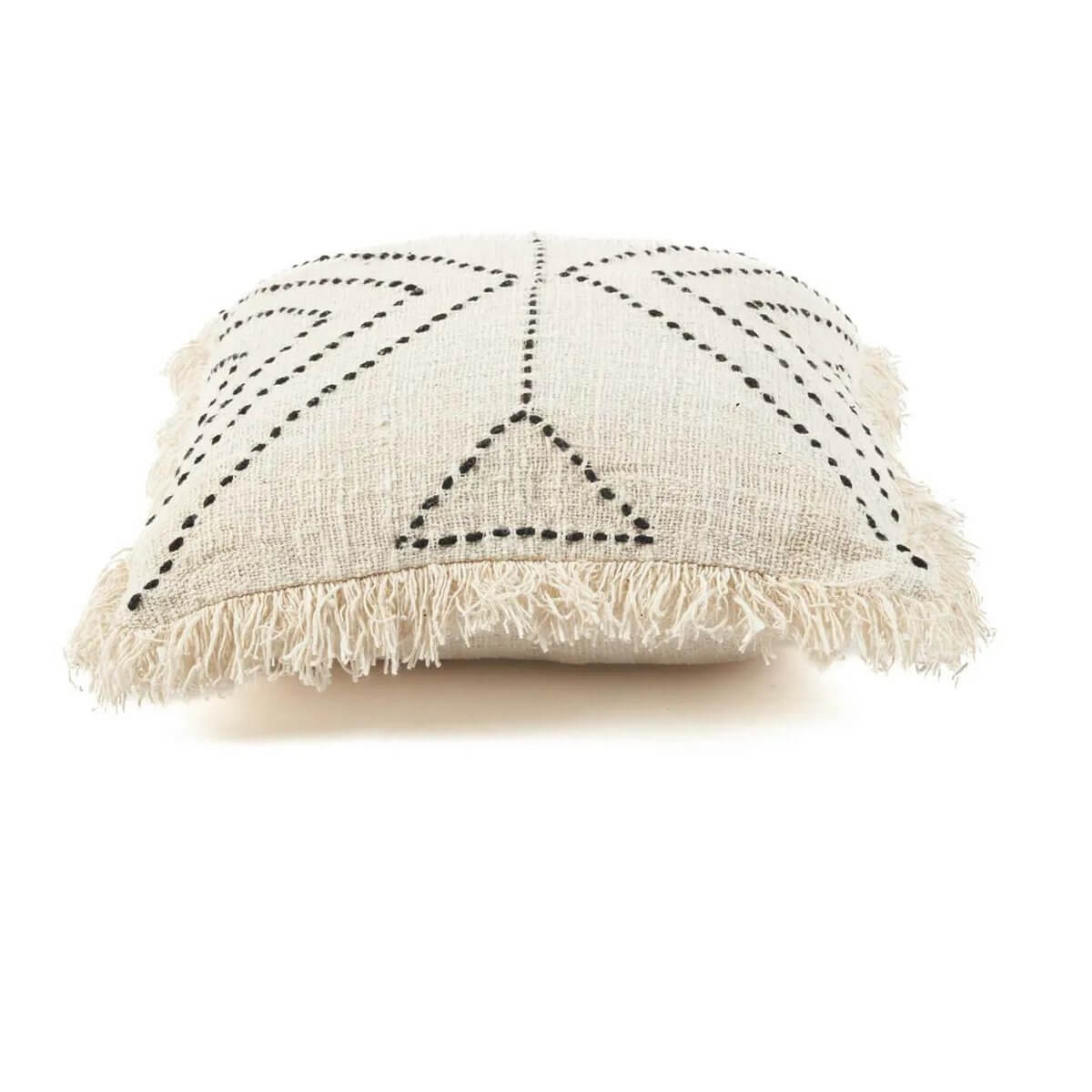 De Tribal Kussenhoes in natuurlijk zwart met katoen en tribal patroon voor een culturele uitstraling in uw interieur.