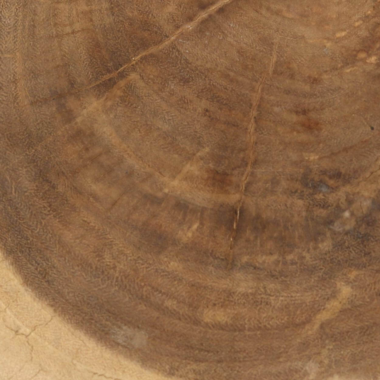 Close-up van de natuurlijke houtnerven van De Tribe Kruk, gemaakt van massief Mungurr hout. Perfect voor veelzijdige interieurstijlen.