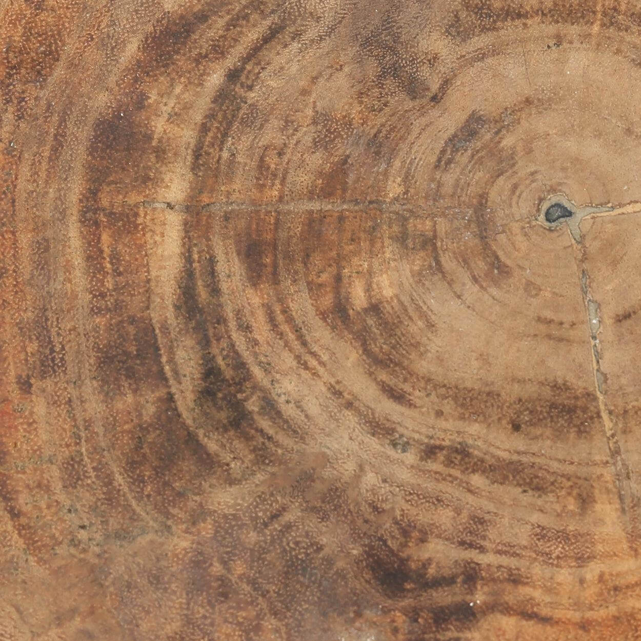 Close-up van het unieke nerfpatroon van massief Mungurr hout, gebruikt in de handgemaakte De Tribe Kruk - Naturel Zwart.