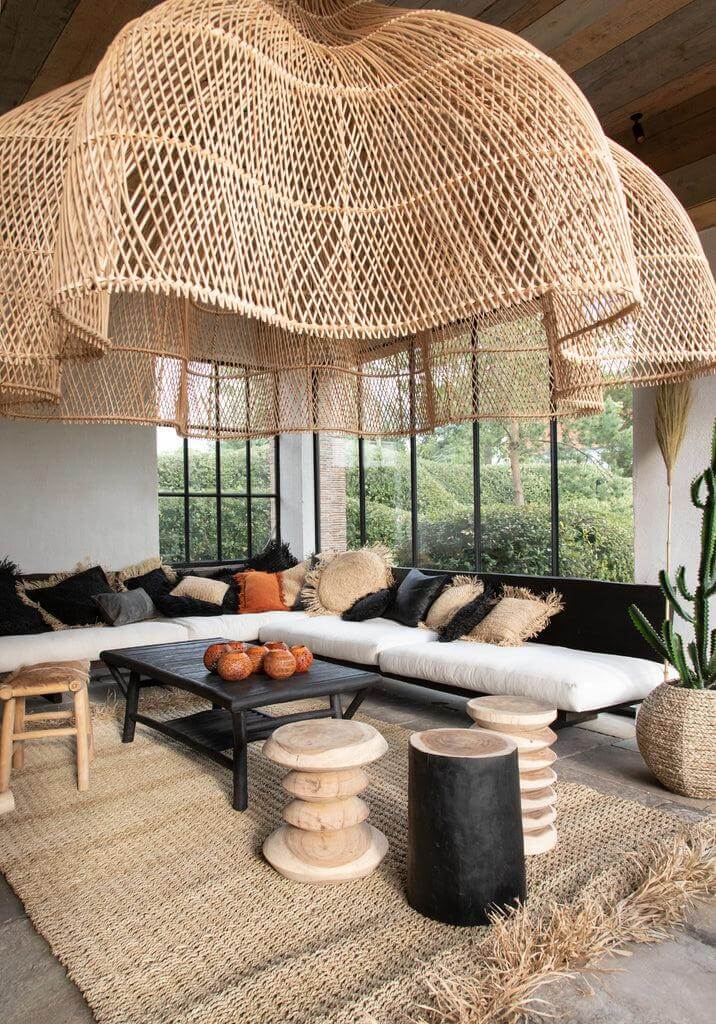 Stijlvolle zithoek met natuurlijke krukken, inclusief de De Tribe Kruk in naturel zwart, perfect voor moderne interieurs.